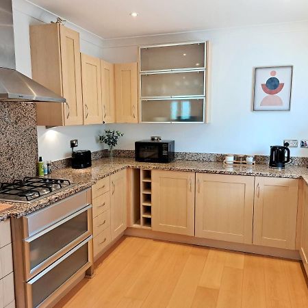 2 Bedroom, 2 Bathroom Apartment With Free Parking In A Great Location Cambridge  Bagian luar foto