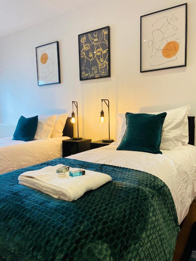 2 Bedroom, 2 Bathroom Apartment With Free Parking In A Great Location Cambridge  Bagian luar foto