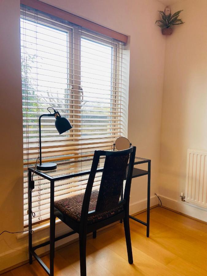 2 Bedroom, 2 Bathroom Apartment With Free Parking In A Great Location Cambridge  Bagian luar foto