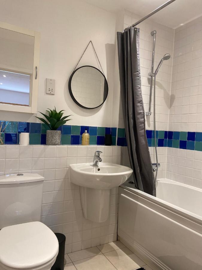 2 Bedroom, 2 Bathroom Apartment With Free Parking In A Great Location Cambridge  Bagian luar foto