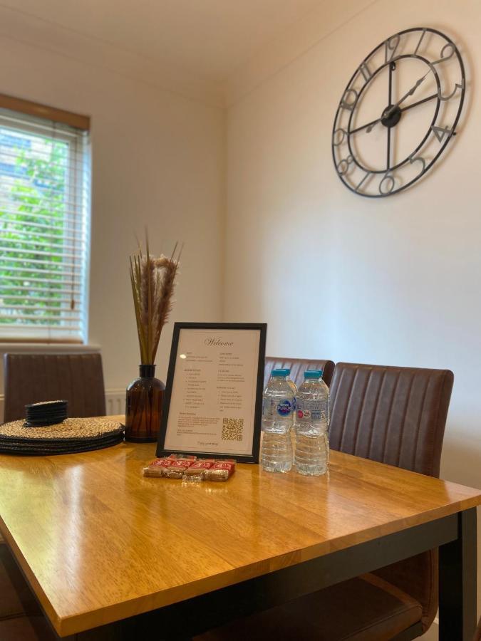 2 Bedroom, 2 Bathroom Apartment With Free Parking In A Great Location Cambridge  Bagian luar foto