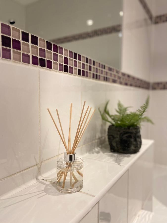 2 Bedroom, 2 Bathroom Apartment With Free Parking In A Great Location Cambridge  Bagian luar foto