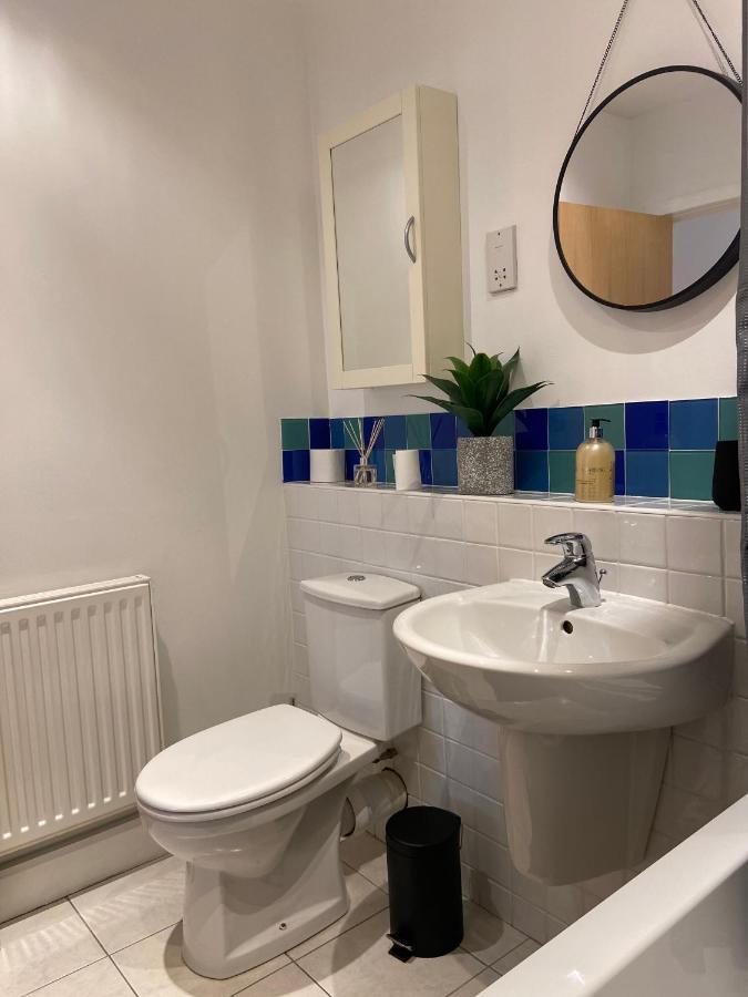 2 Bedroom, 2 Bathroom Apartment With Free Parking In A Great Location Cambridge  Bagian luar foto