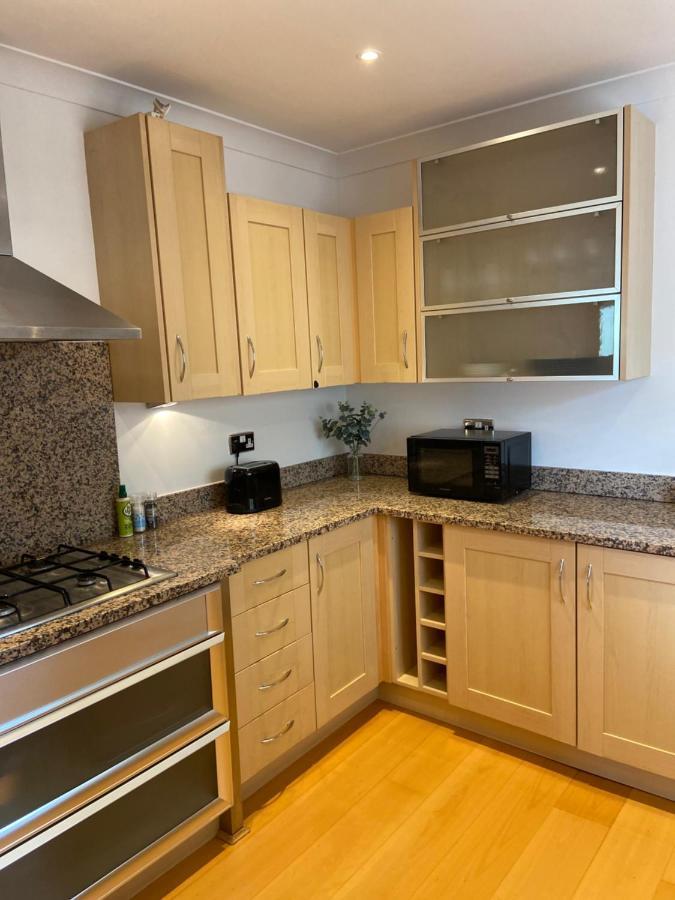 2 Bedroom, 2 Bathroom Apartment With Free Parking In A Great Location Cambridge  Bagian luar foto