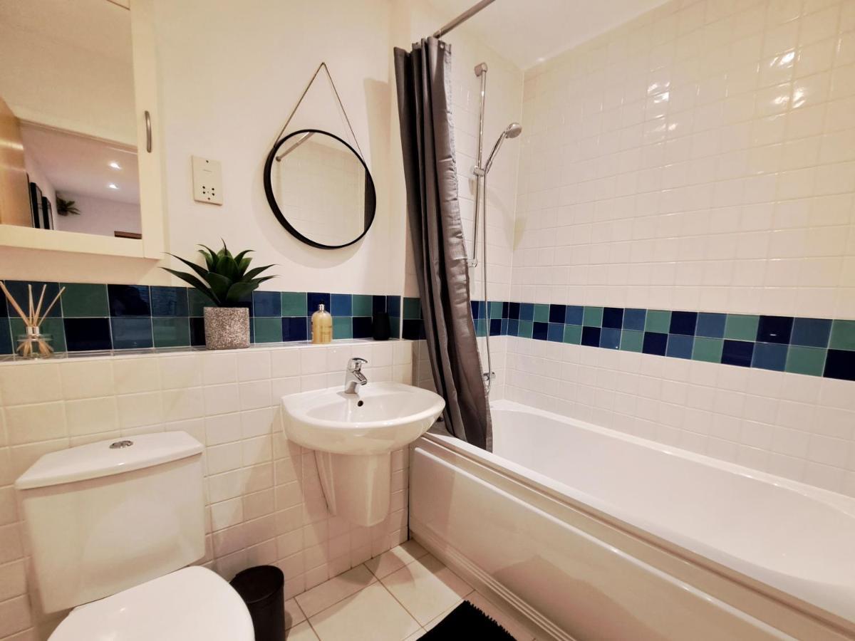 2 Bedroom, 2 Bathroom Apartment With Free Parking In A Great Location Cambridge  Bagian luar foto