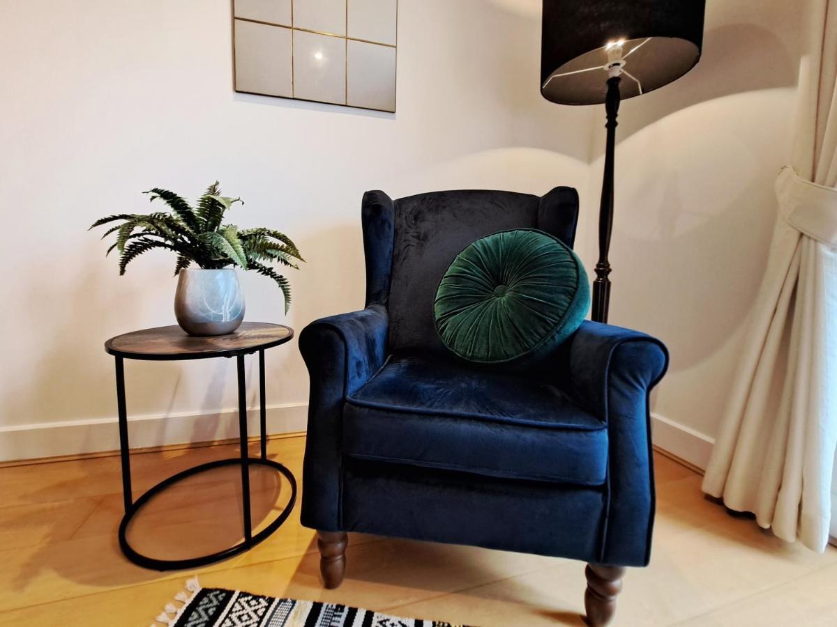 2 Bedroom, 2 Bathroom Apartment With Free Parking In A Great Location Cambridge  Bagian luar foto