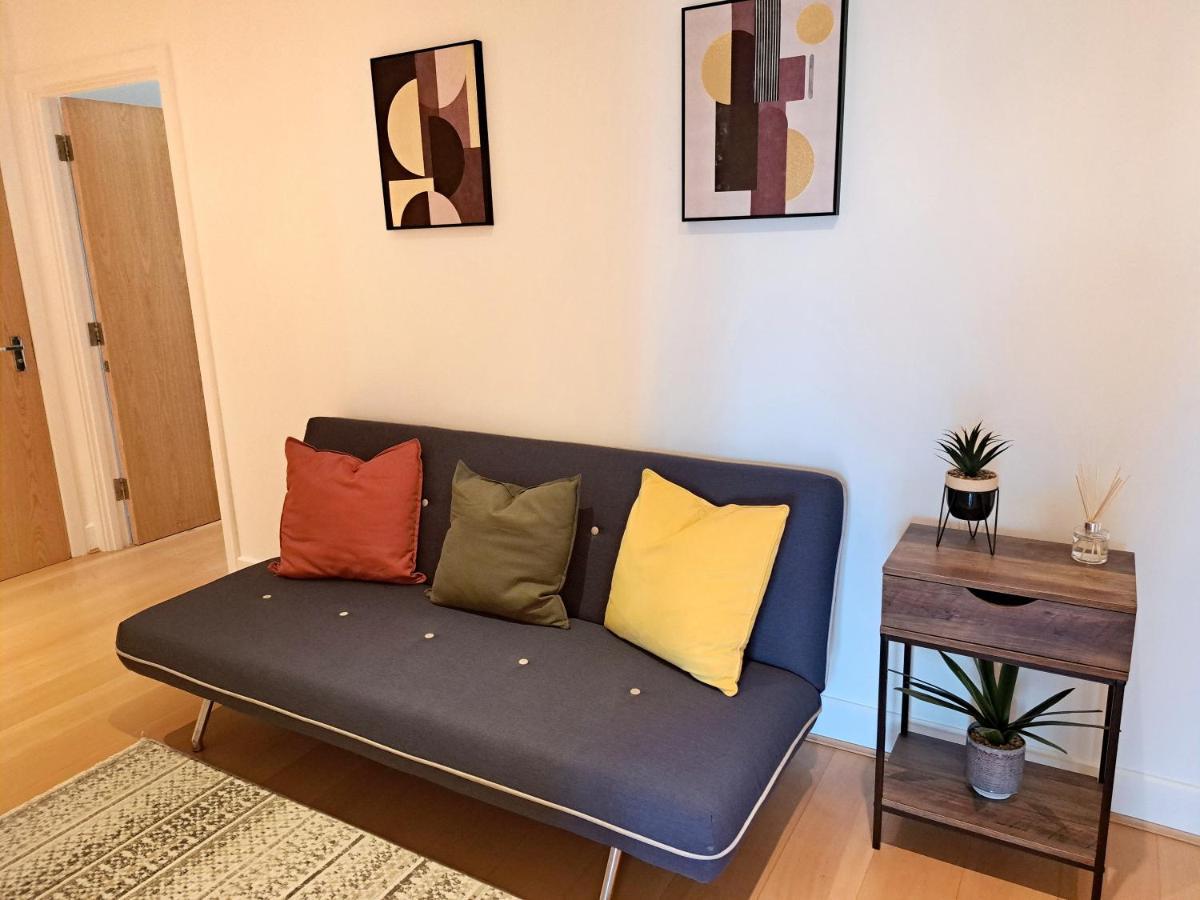 2 Bedroom, 2 Bathroom Apartment With Free Parking In A Great Location Cambridge  Bagian luar foto