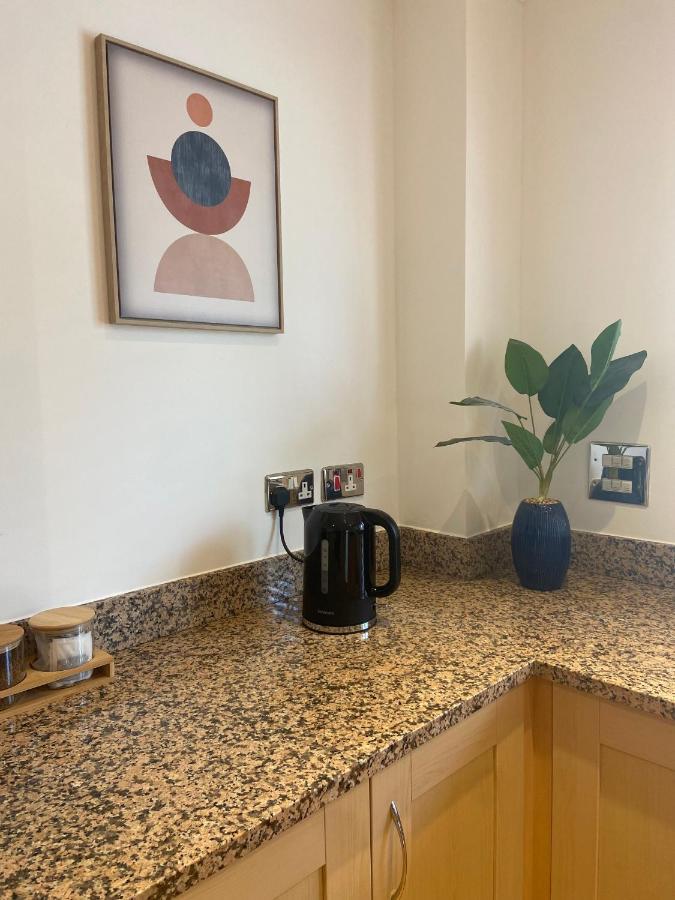 2 Bedroom, 2 Bathroom Apartment With Free Parking In A Great Location Cambridge  Bagian luar foto