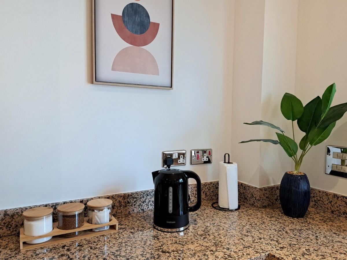 2 Bedroom, 2 Bathroom Apartment With Free Parking In A Great Location Cambridge  Bagian luar foto